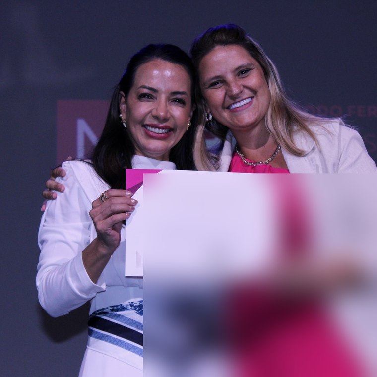 Entrega de certificado a uma aluna